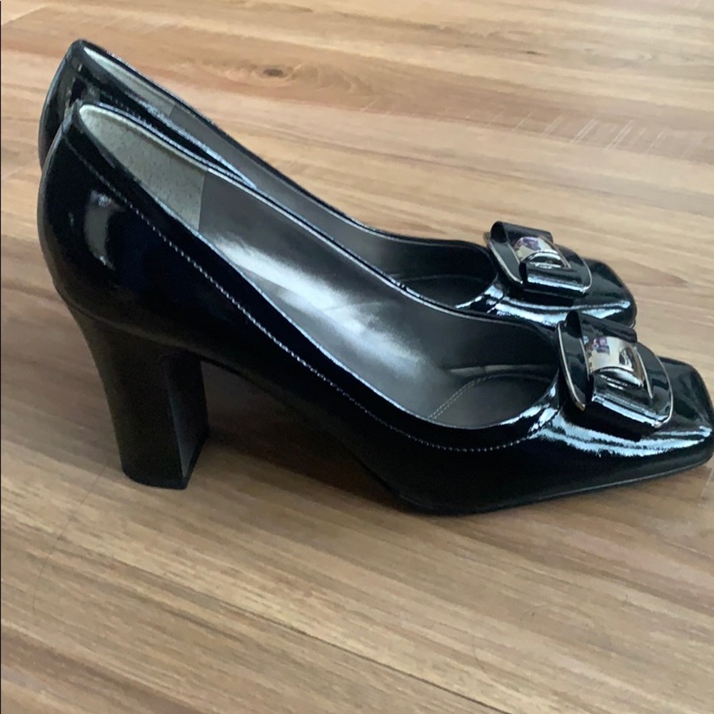Tahari black pumps size 9 1/2